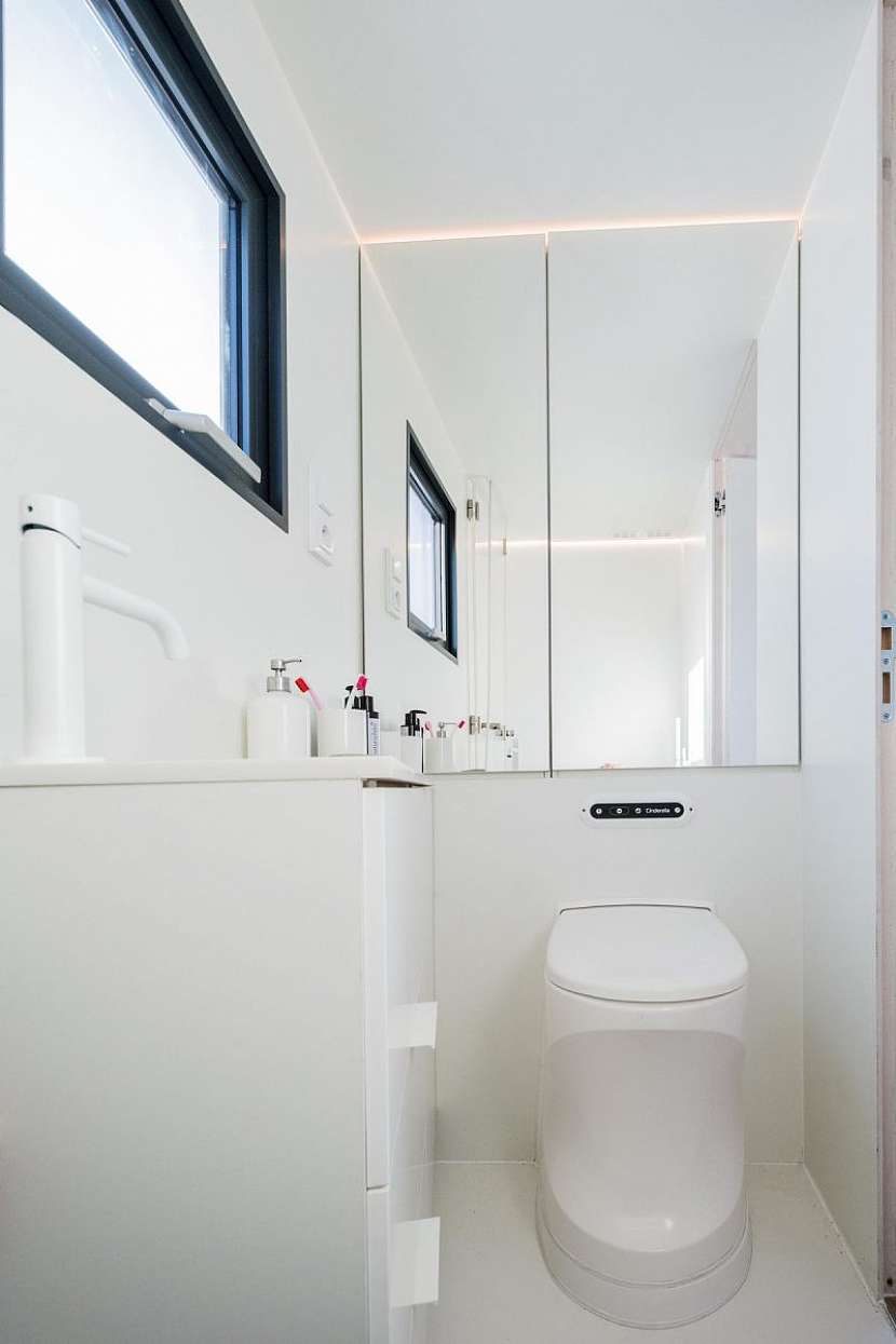 Plně vybavená koupelna se sprchovým koutem, umyvadlem a splachovací toaletou.