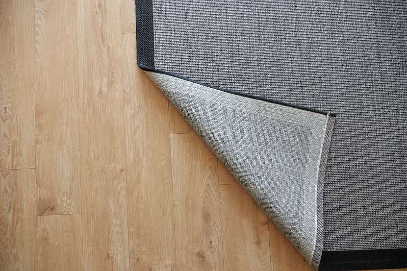 Vyšívaný koberec vytvoří v obýváku oázu klidu