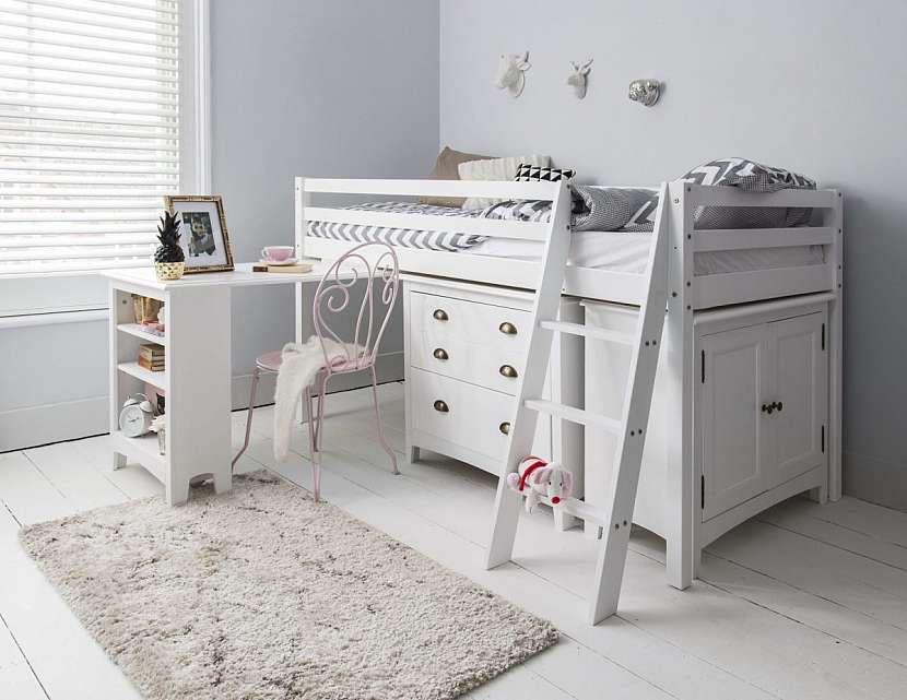 Praktická sestava nábytku s komodou a psacím stolem v bílé barvě.