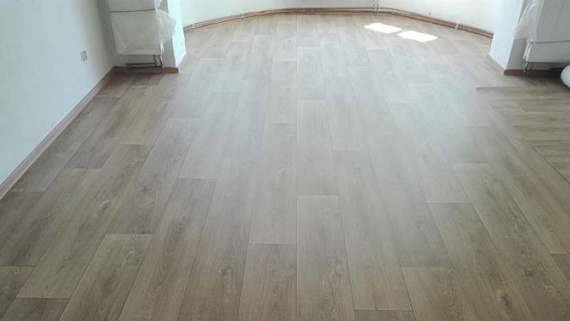 Kvalitní podlaha z vinylu pro váš obývák i kuchyni