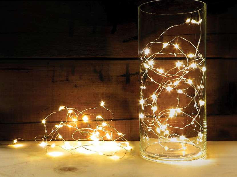 LED řetěz můžete umístit na stůl do průhledné vázy.
