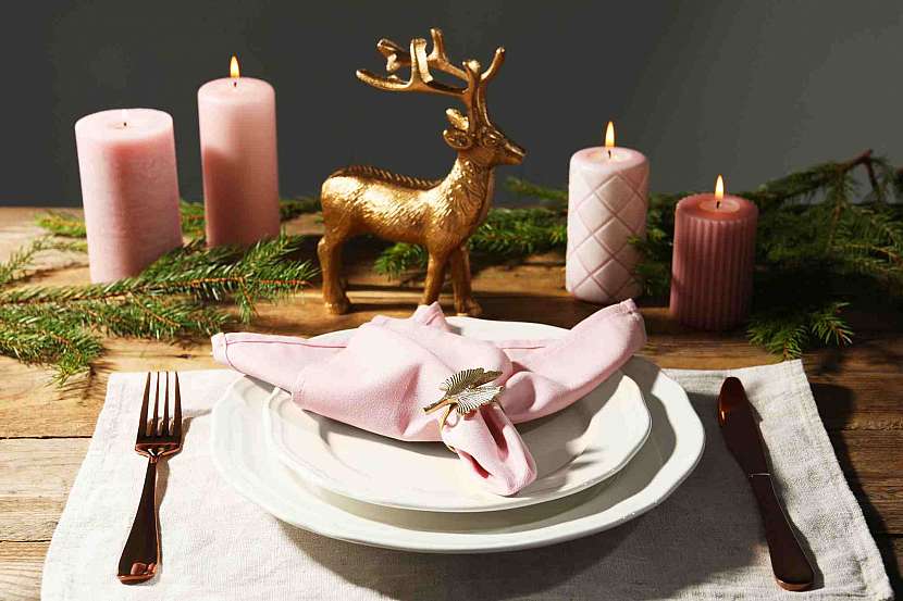 Romanticky prostřený stůl k tomuto vánočnímu stylu patří