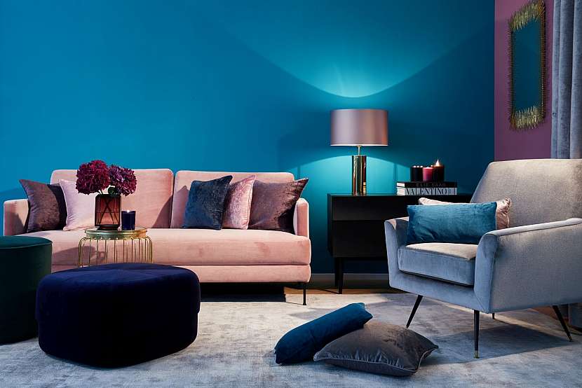 Modrá barva na stěnách a nepřímé osvětlení vytvoří jedinečnou atmosféru.