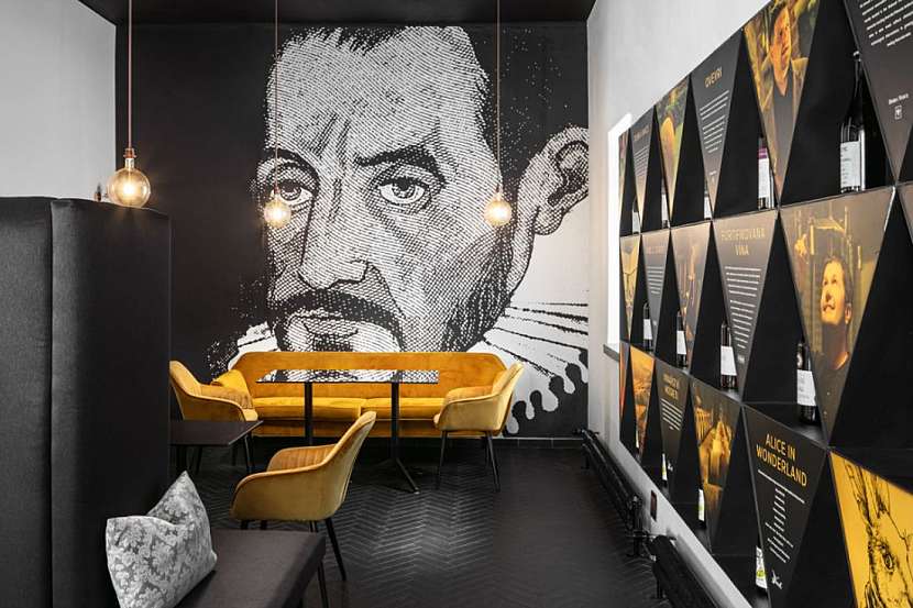 Kavárně dominuje portrét Mikuláše Dačického z Heslova.