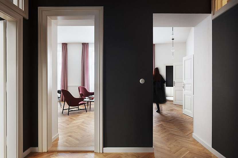 Nový design interiéru Kafkova domu respektuje eleganci budovy samotné. Základní premisou se stala myšlenka paměti, která není pravdou, a život ve vzpomínkách, které se nestaly.