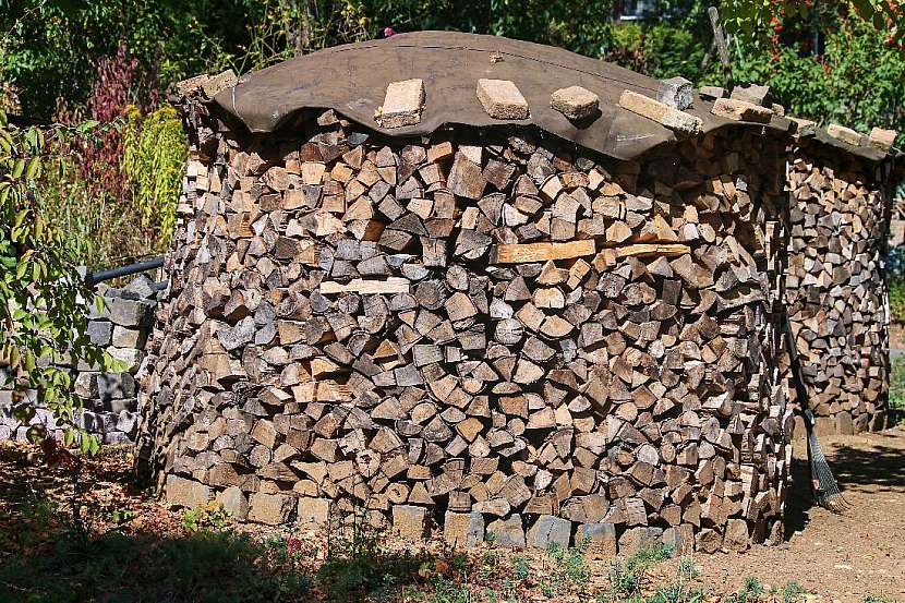 Nevíte, co byste měli ještě stihnout během podzimu? Přece udělat pořádné zásoby dřeva!