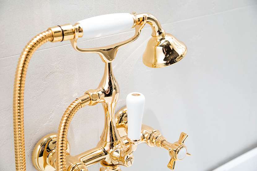 Zlaté doplňky v koupelně budou znakem okázalosti a luxusu