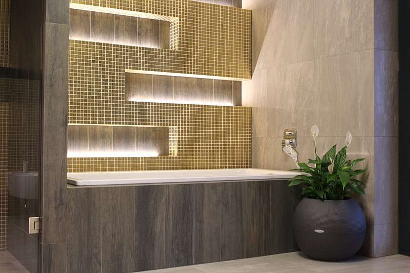 Hlavní koupelna se zlatou mozaikou.
