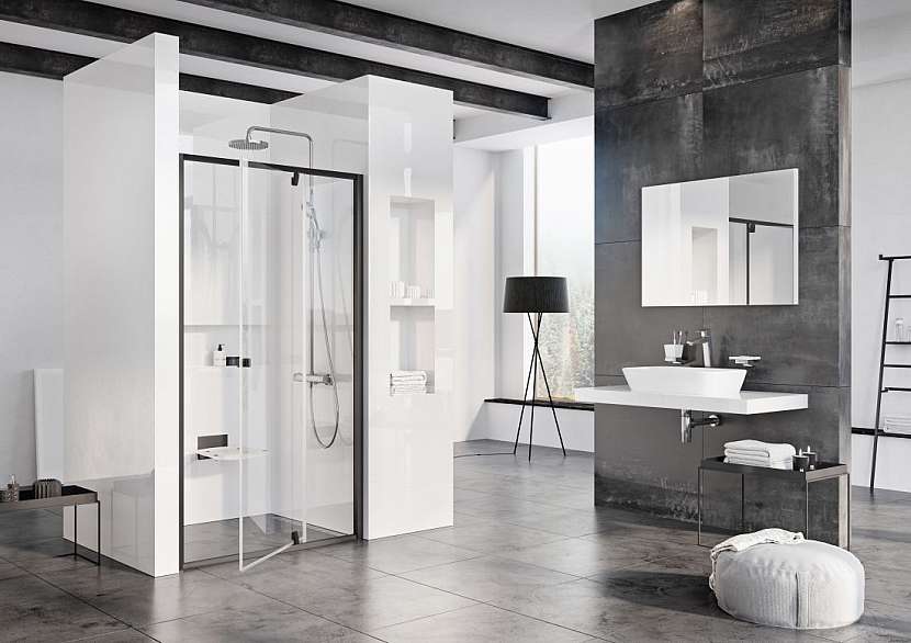 Sprchový kout s otočnými dveřmi je vybavený sedátkem i poličkou na šampony.