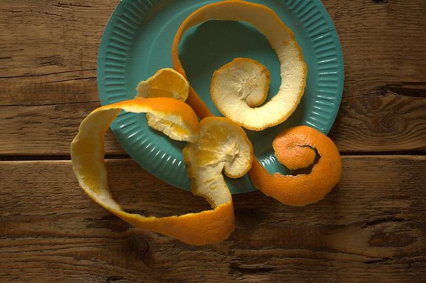 Kůru z pomeranče oloupejte škrabkou nebo nožem dokola tak, aby tvořila jeden dlouhý, dostatečně široký proužek. Začněte u stopky a pokračujte dokola až na opačnou stranu každého pomeranče.