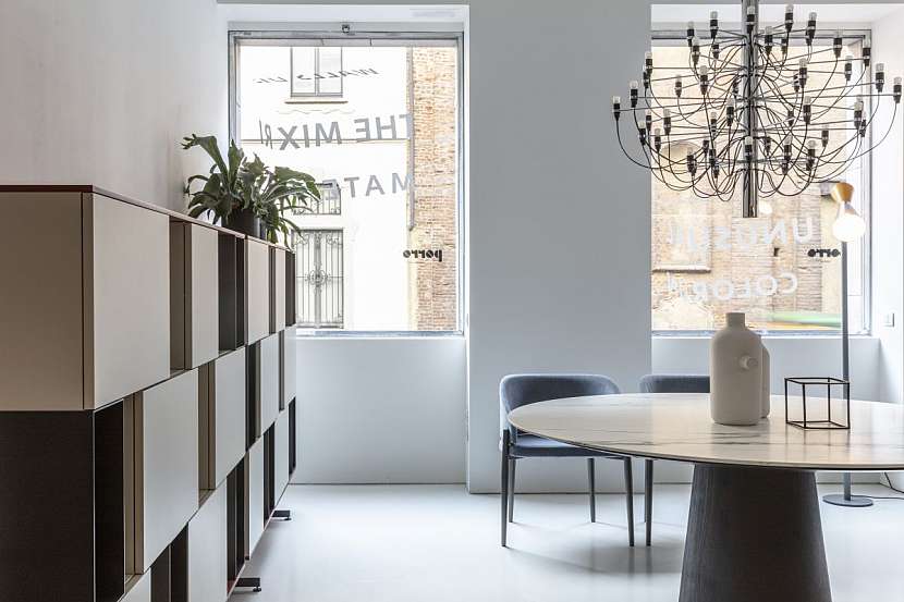 Představte si tuto místnost bez zeleně, svítidel a dekoru na stole… Modern Materic 2019, Porro.
