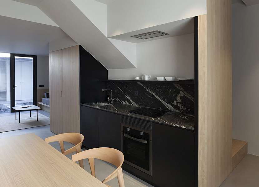 Uhlově černá kuchyně příjemně oživuje interiér.