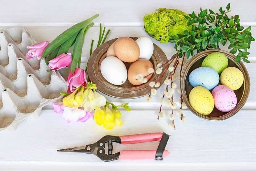 Vytvořte si velikonoční květinovou dekoraci s barevnými vajíčky, tulipány, fréziemi a buxusem