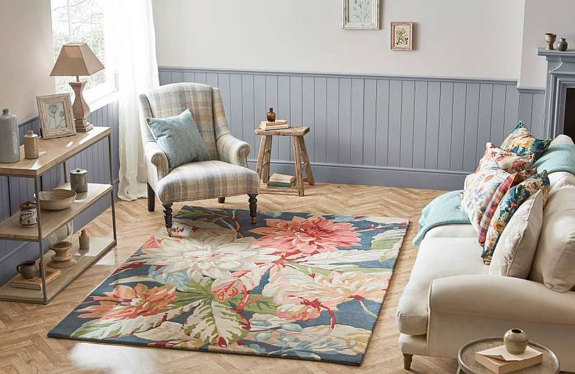 Interiér v anglickém stylu květinový koberec přímo vyžaduje. .