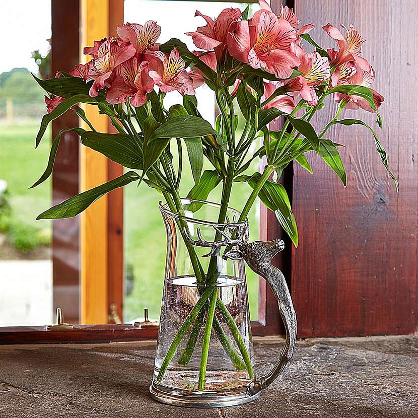Tady váza ustupuje květinám.