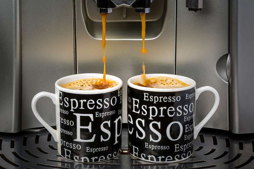 Také automatický kávovar umí připravit vynikající nápoj (Depositphotos (https://cz.depositphotos.com))