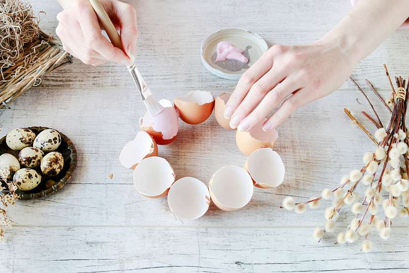 Vyrobte si něžný velikonoční svícen z vaječných skořápek