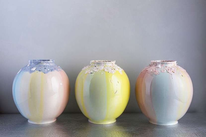 Něžně zbarvené „jarní“ vázy, kolekce Alba a Dust&amp;Light, Corala Mauri.