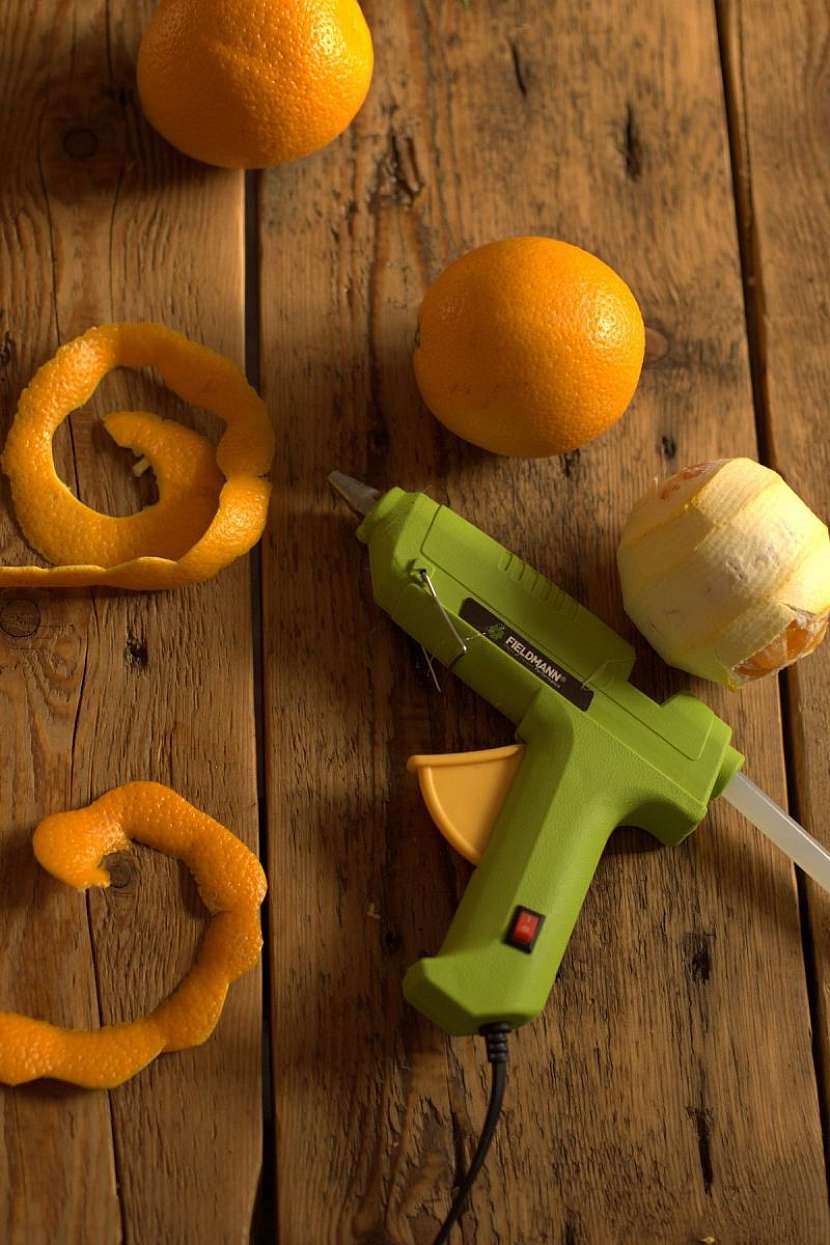Připravte si pomeranče, škrabku na brambory nebo nůž, nůžky, jehlu, bílou bavlnku a tavnou lepicí pistoli.