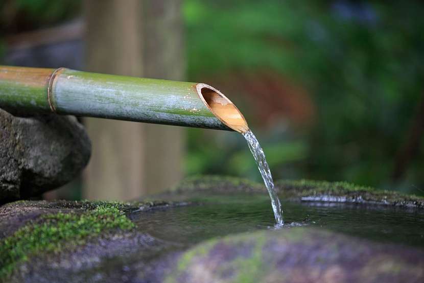 Oblíbeným vodním prvkem je například japonská klapačka.