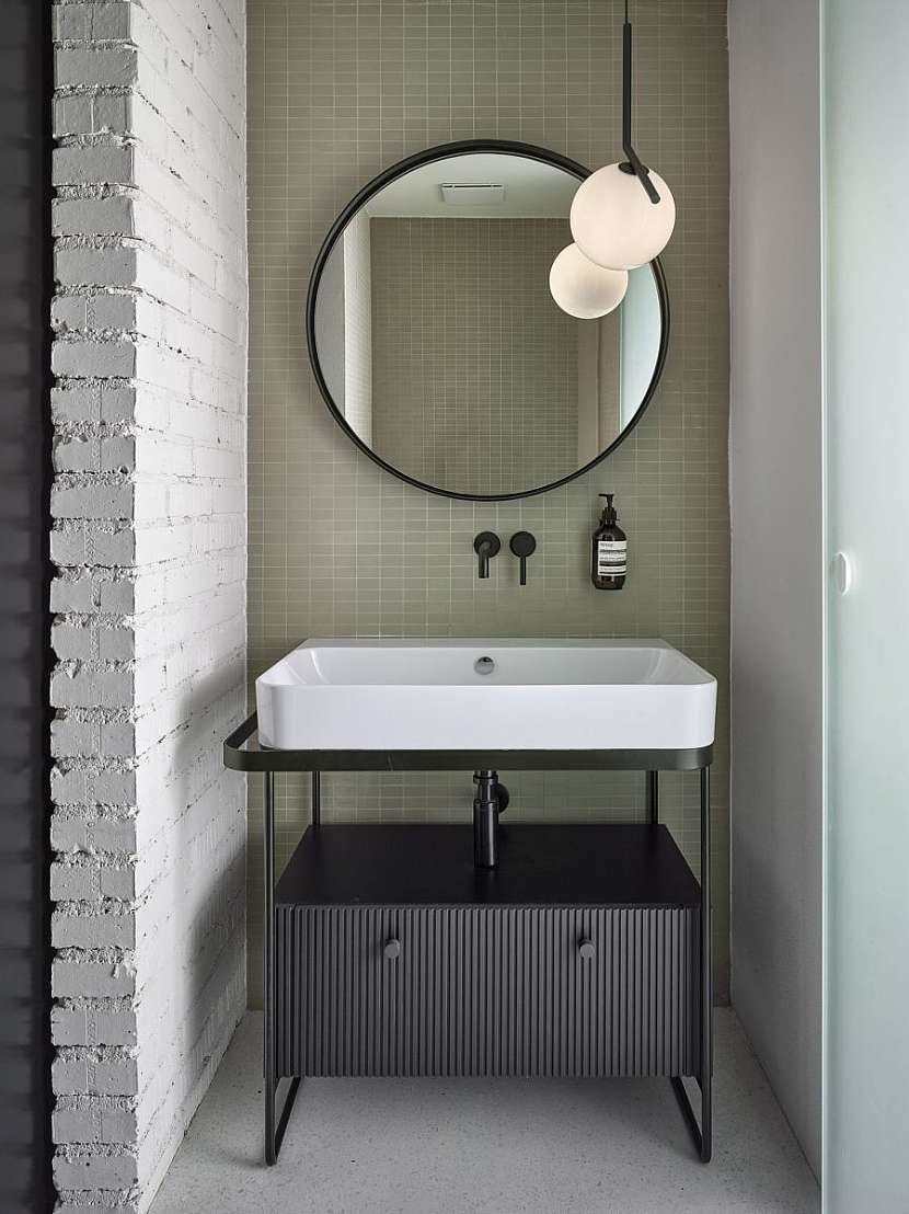 Jednoduchý design a barevnost ctí i koupelny.