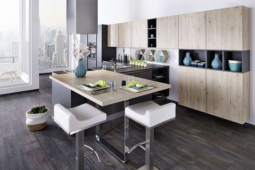 Stírají se rozdíly mezi kuchyňským nábytkem a obývací stěnou.