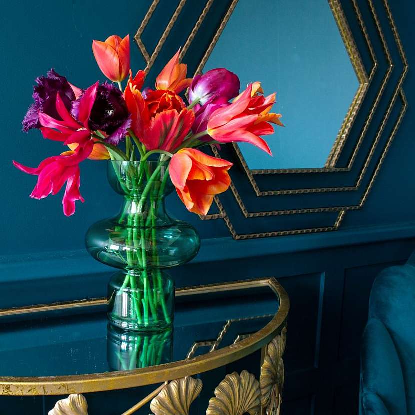 Skleněná váza umožňuje vyniknout samotné kytici.