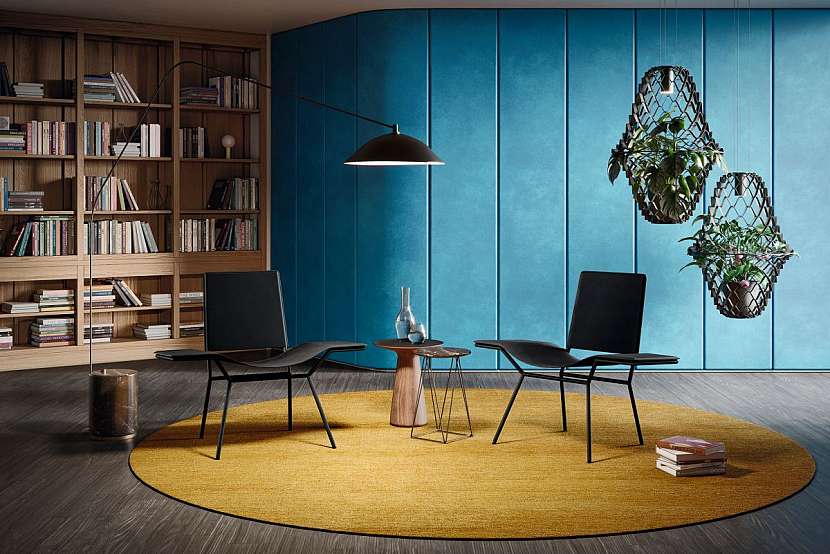Barvu často obstarává stěna či koberec. Novinkou značky Knoll je na snímku židle Aisuu. Walter Knoll.