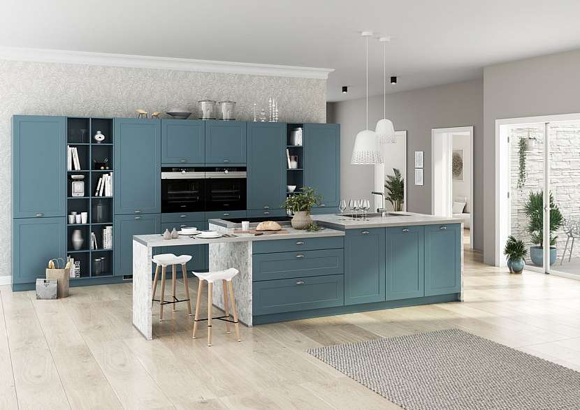 Modrý nábytek obzvláště vynikne ve větších místnostech. Kuchyň Girona S z luxusní řady Bauformat v kombinaci zamlžené modré a dekoru kamene na pracovní a stolní desce.