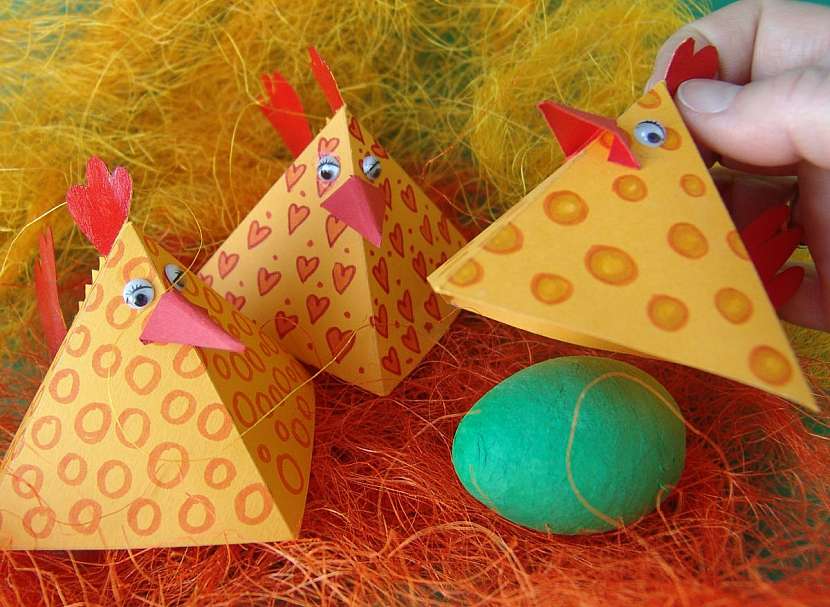 Na velikonoční pomlázku ukryjte pod slepičku barevné vajíčko.