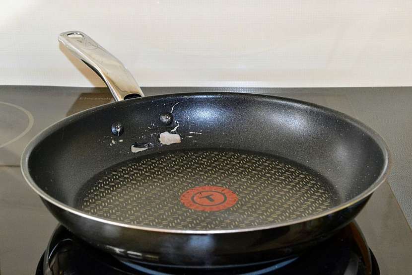 V myčce nádobí se hodně věcí zničí. Co do ní rozhodně nedávat?