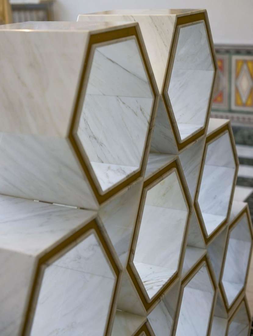 Knihovna Hexagon z mramoru a kovu, váha 300 kg, design Eugenio Biselli, HomeDesign Franchi Umberto.