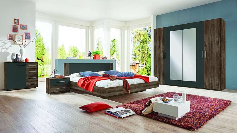 Můžete si pořídit celou sestavu nábytku včetně postele v jednotném designu.