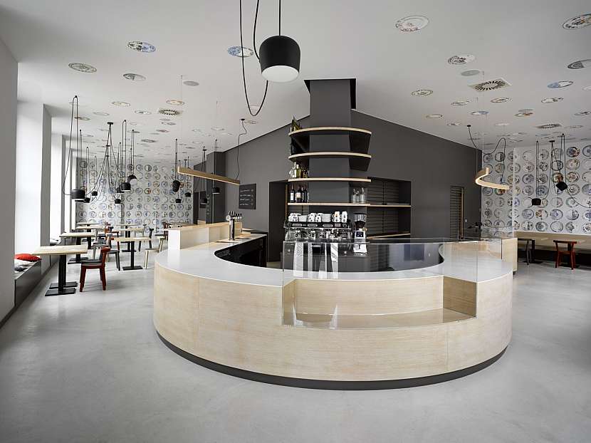 Historicky prvním absolutním vítězem napříč kategoriemi nebyl soukromý byt, ale restaurace Café Záhorský v pražských Dejvicích, jejíž interiér navrhla architektka Magdalena Rochová.