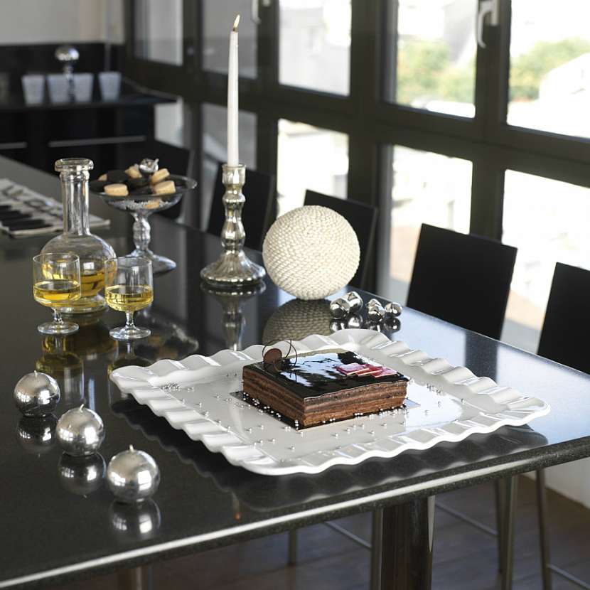 Zvlněný okraj talířů přispěje k odlehčení jinak formálně prostřených stolů.