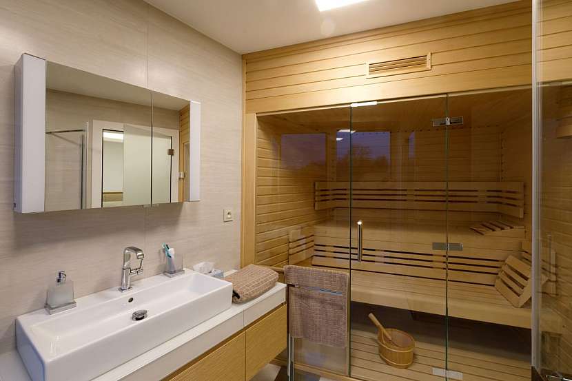 Sauna přímo navazuje na koupelnu.