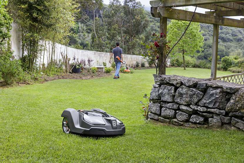 Chcete si užít lenošení na zahradě? Přenechte sekání trávy robotické sekačce
