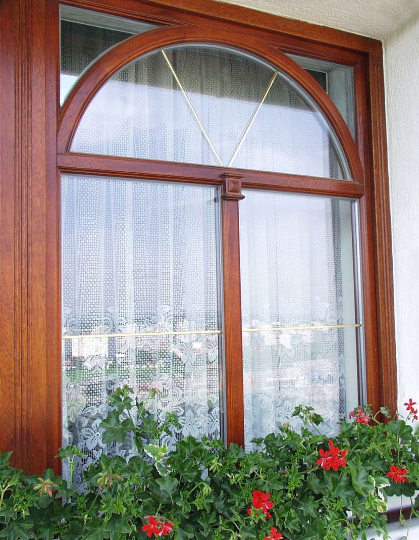 Udržované dřevěné rámy oken jsou ozdobou domu.