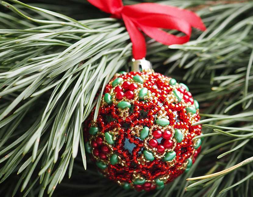 Pro nejkrásnější stromeček: Návod na výrobu vánoční ozdoby z korálků krok za krokem