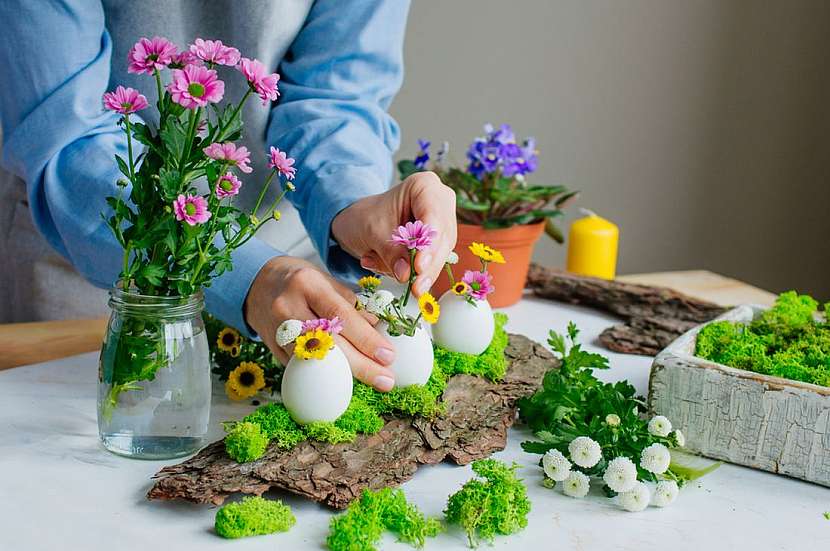Návod na výrobu velikonoční dekorace z kůry, vejdumků a květin
