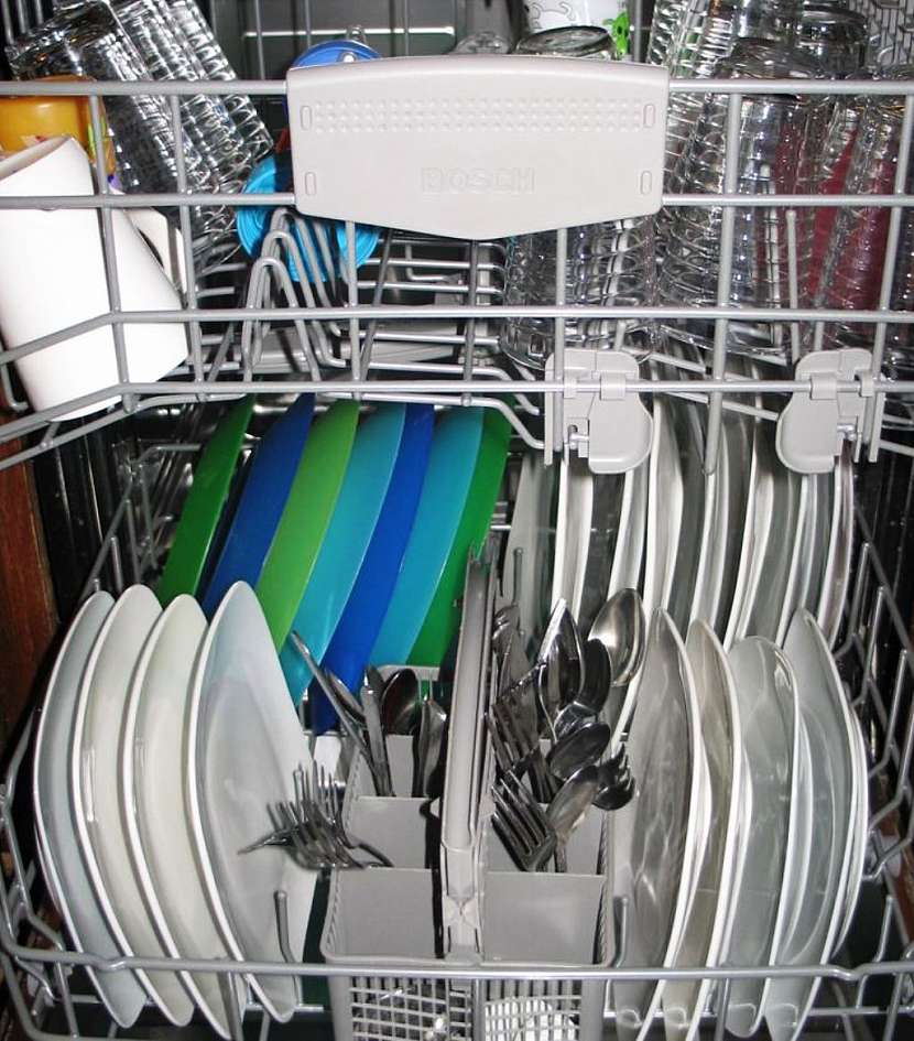 Koše by měly být snadno vyndavací a přemístitelné, aby se do myčky případně vešlo objemnější nádobí – například pekáče, hrnce nebo velké mísy.