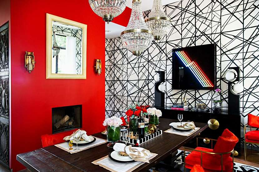 Jásavě červená stěna v jídelně koresponduje se stejnobarevnými židlemi.