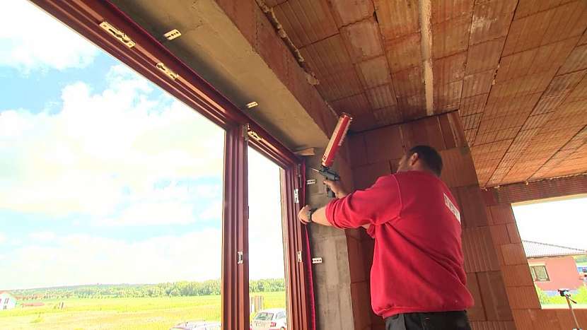 Za pomoci vodováhy vyrovnejte okenní rám klínky a do prostoru mezi stavebním otvorem a rámem aplikujte tepelně izolační montážní polyuretanovou pěnu.