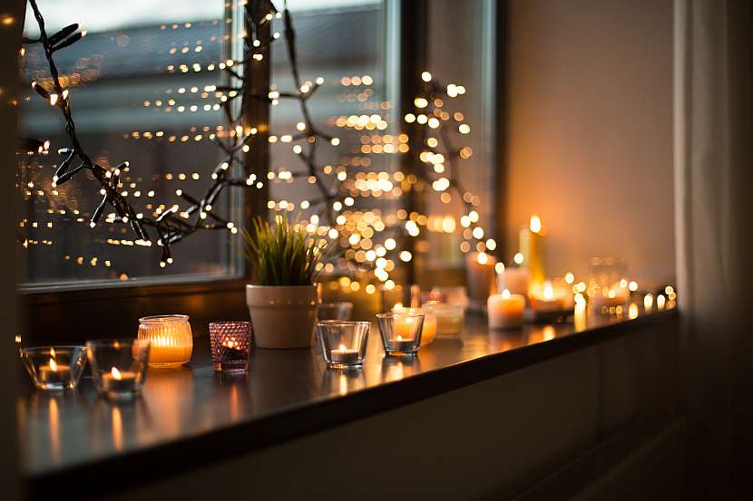 Svíčky na vánočním parapetu nesmějí chybět