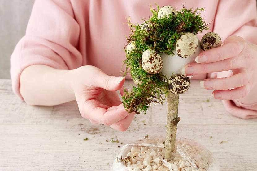 Vytvořte si originální vajíčkový strom jako dekoraci na velikonoční stůl