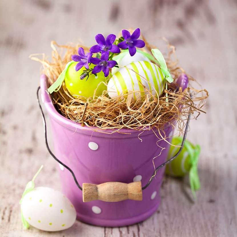 Barevný kbelíček, seno, jarní květiny a kraslice – stačí jen naaranžovat.