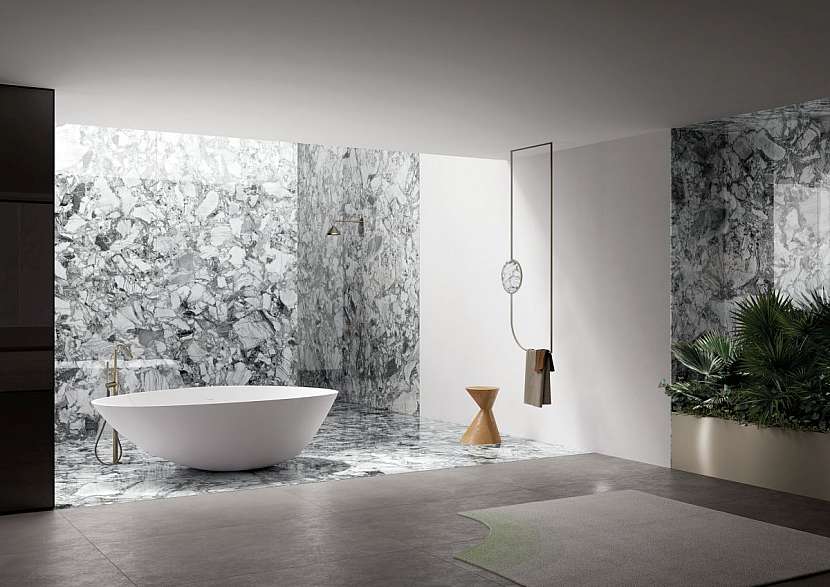 Koupelna Fiandre v šedé a bílé, stěna v kontrastním provedení grey beauty je z kolekce Marmi Maximum.