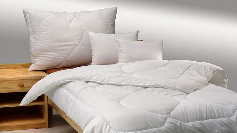 Jak vybrat správnou přikrývku a polštář pro pohodlný a ničím nerušený spánek?