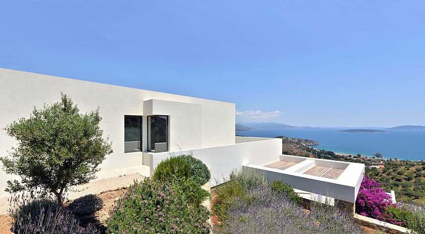 Úchvatná vila na řeckém pobřeží. Tady byste chtěli žít!