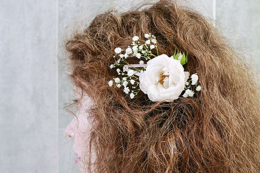 Svatební sponka do vlasů vyrobená z živých květin ozdobí každou nevěstu